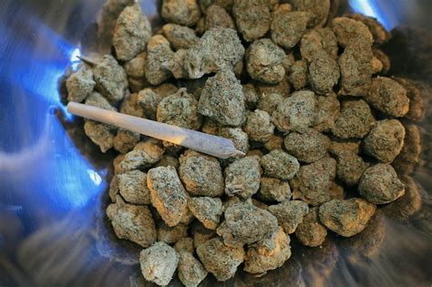 how to smoke moonrocks|What are moon rocks (weed): The complete guide